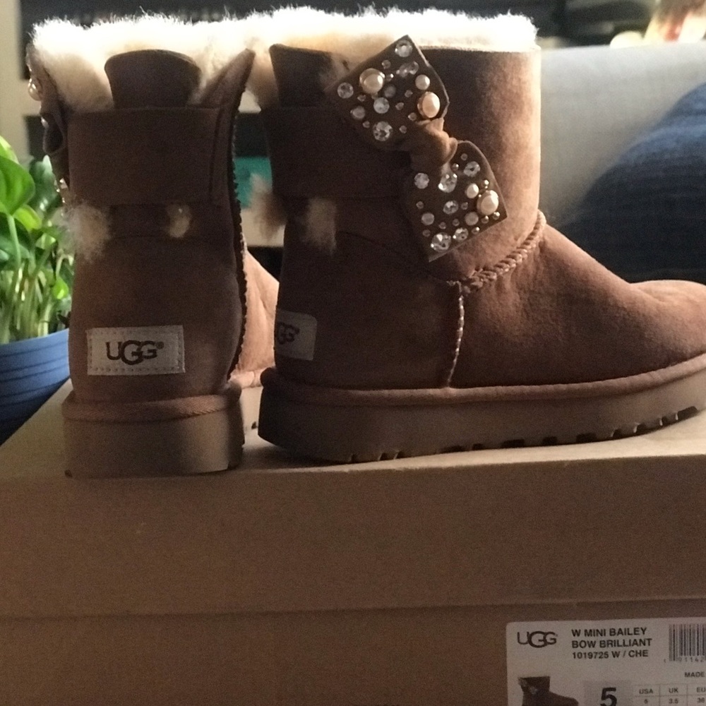 Kids Uggs Size 5 NEW IN BOX
